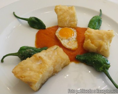 Daus de bacallà amb tomàquet, ou de guatlla i pebrots del Padró